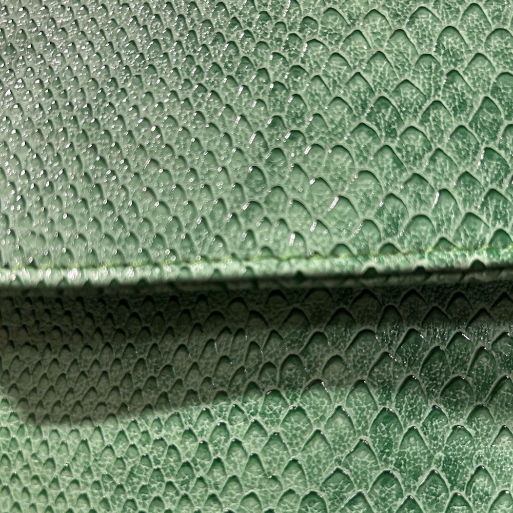 Envelope clutch with dragon scale texture - Picture 2 of 5